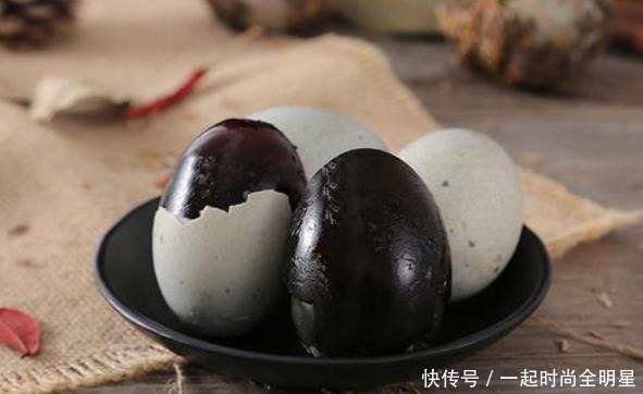 皮蛋只|为什么皮蛋会有黑色和黄色的区别在哪里哪种更健康呢
