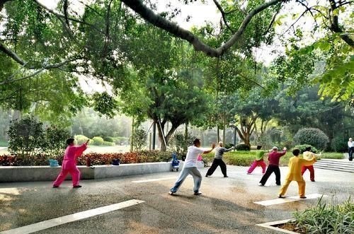 老年人|8旬老人跑步50年，赤膊能跑10公里，年轻人早起为啥这么难？