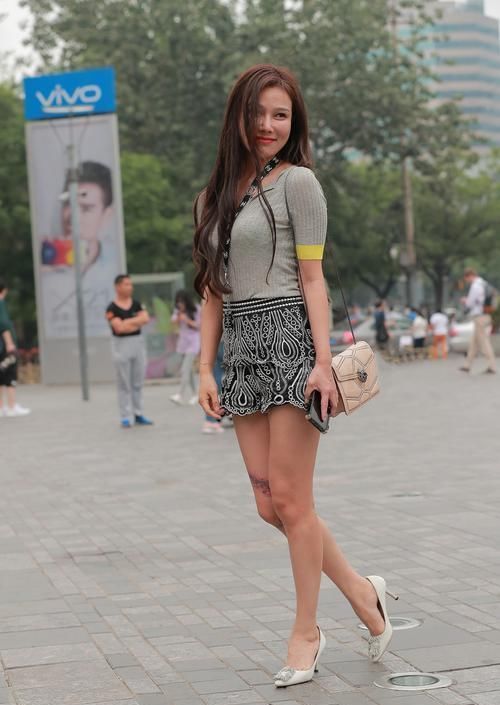 灰色的V领T恤简约|街拍搭配温柔淑女风的单品,自身展现的魅力可以说指数增长