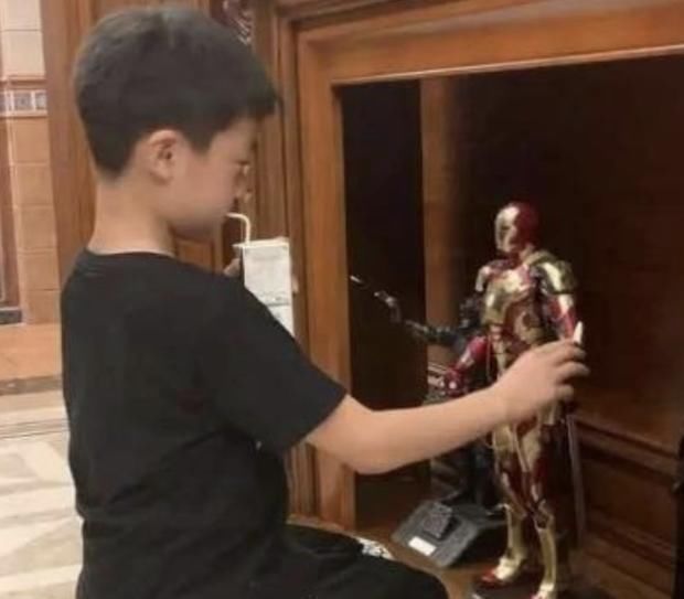 熊孩子|“不就是破塑料吗?”熊孩子掰断亲戚家15万手办,父母耍赖拒赔偿