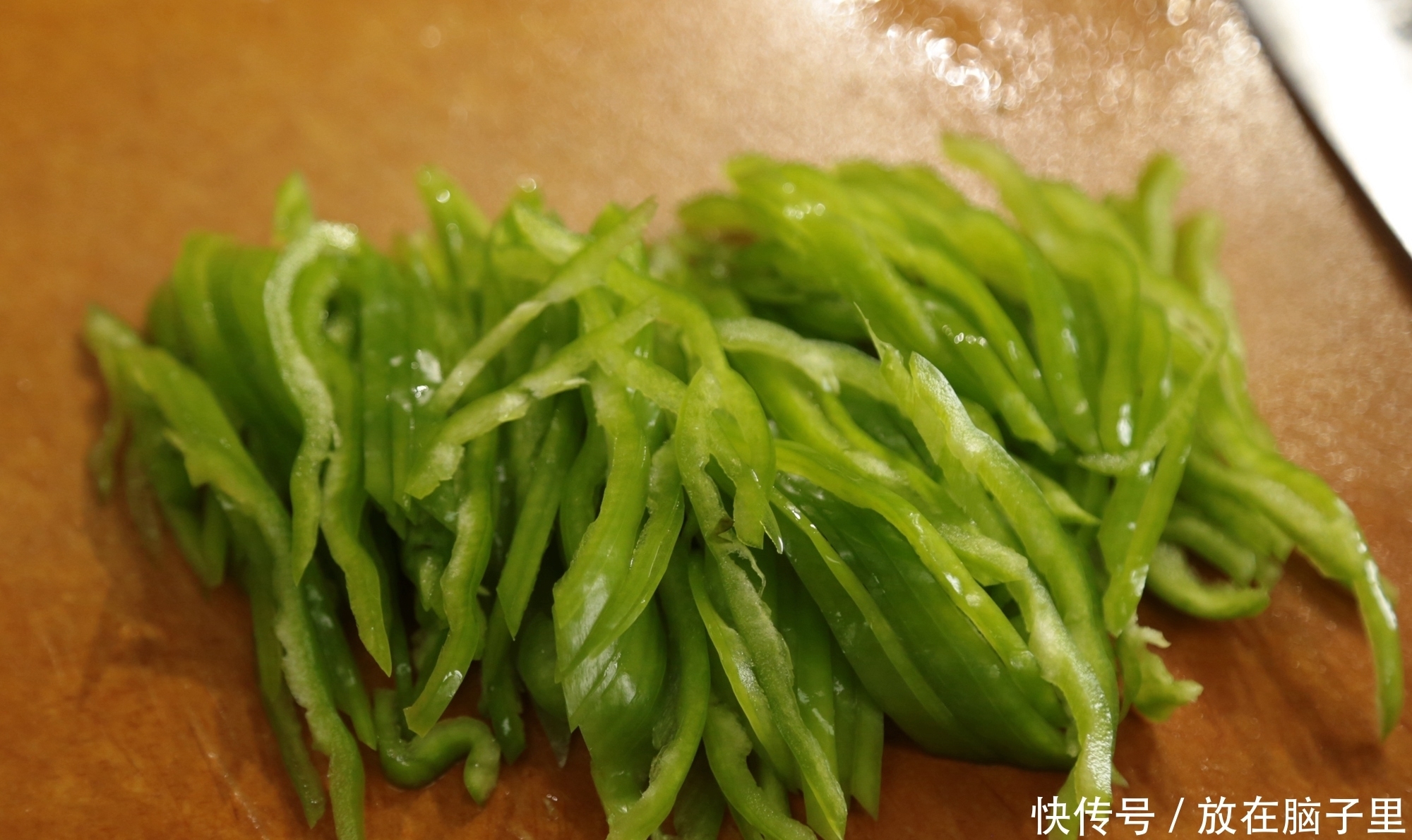 青椒炒肉丝,到底先炒肉还是青椒?分享一下跟大厨学来的方法