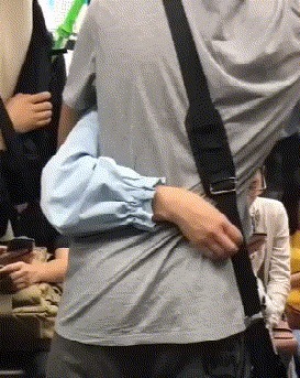 |搞笑GIF:坐个车都能吃上狗粮,以后只能跑步上班了!