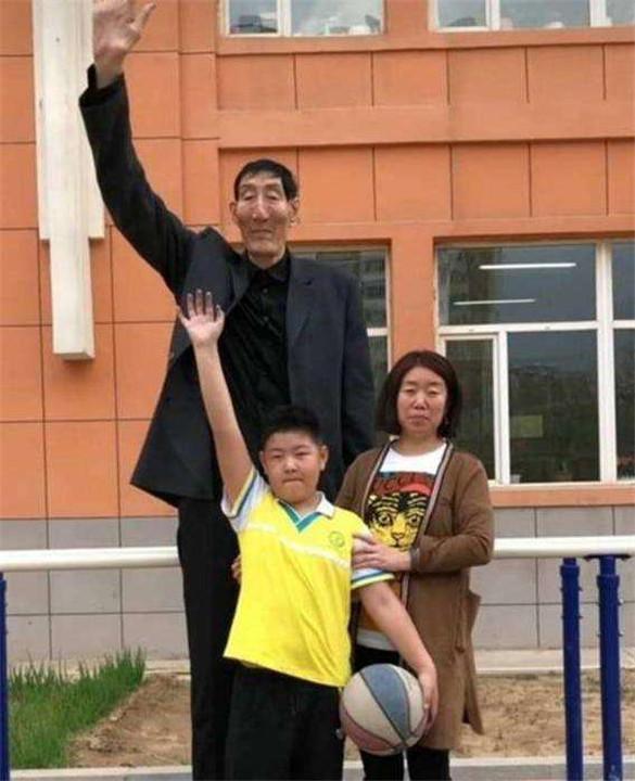高人|身高2米36“中国第一高人”,年近60喜得一子,如今儿子身高怎样