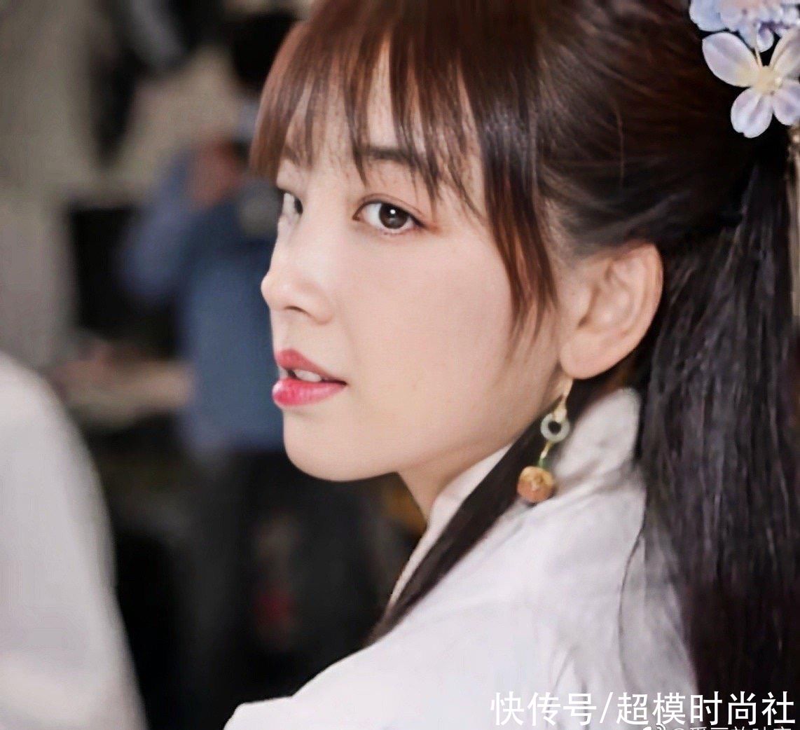 央视主持王冰冰汉服造型惊艳！穿白色刺绣汉服气质清纯，被夸绝美