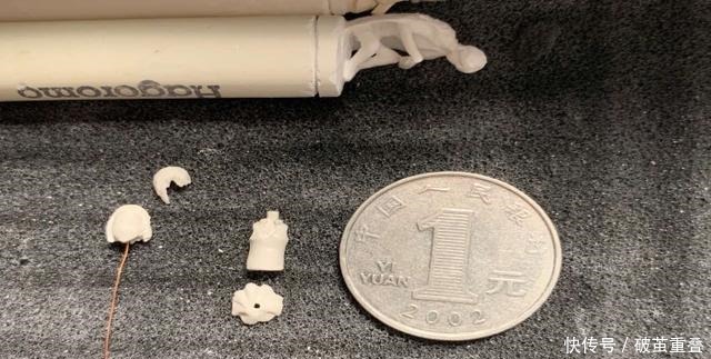 世界上最小的粉笔手办，仅如硬币大小，有关节还会动