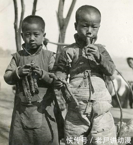 油条|民国历史老照片:图1孩子吃油条,最后一张女子非常有气质!