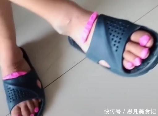 “最优雅爷爷”被娃嚯嚯火了,看到脚丫子我忍不住笑出了声