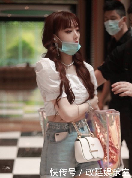 牛仔|孔雪儿不做腿模可惜了!穿牛仔短裤都洋气,“丝袜”美腿让人羡慕