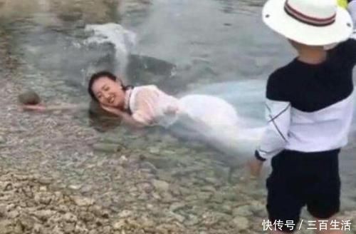 新娘躺水沟里拍婚纱照,引路人纷纷嘲笑,成品出来后惊艳了