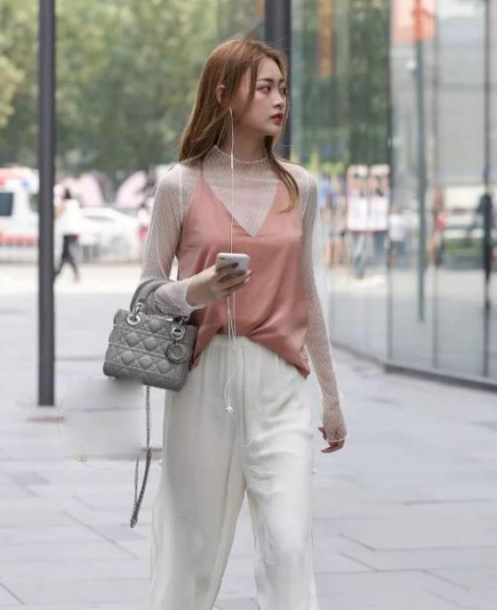 街拍气质高雅的小姐姐,一件吊带背心配开叉裤,时尚女神魅力范