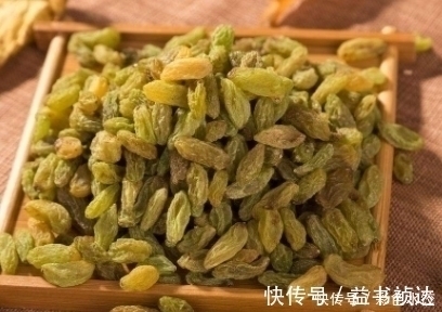 葡萄干|葡萄干不要当零食吃了,如此搭配泡水喝,气血足了,晚上睡眠好