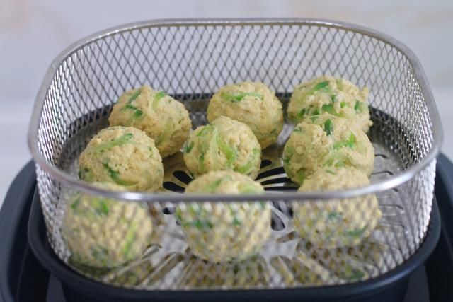  我家炸丸子不用油，照样外酥里嫩，好吃没负担，天天吃都不怕