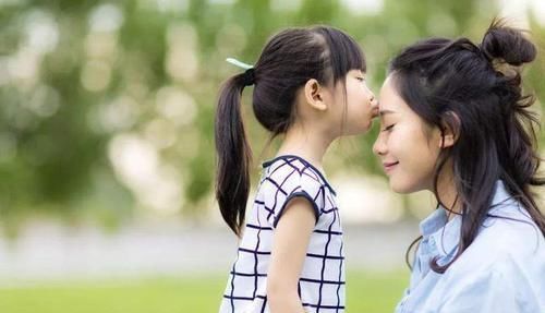 父母|一位爸爸在商场里抱着孩子边走边哭，路人自觉为他让路