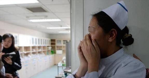 产房|宝妈二胎分娩,产房外只见女儿孤单身影,孩子的话惹人心疼