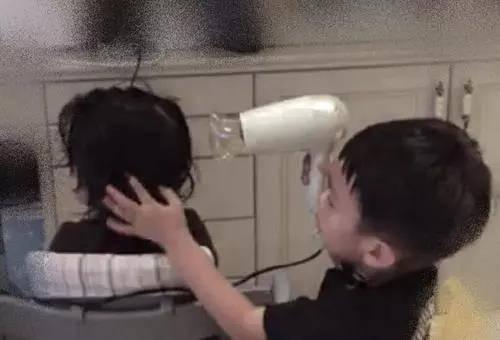 老大|“你是老大,要让着弟弟”,大女儿下意识的反问,让妈妈不是滋味