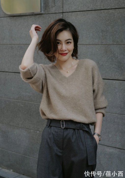v领 穿毛衣,不一定要配半身裙才好看,学时髦精搭配裤子更时髦上档次