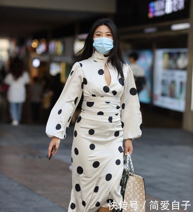 连衣裙造型更加灵活,独特高雅