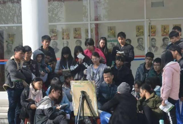  惟妙惟肖|美术生“自画像”走红，老师看完笑出眼泪，网友调侃：是认真的吗