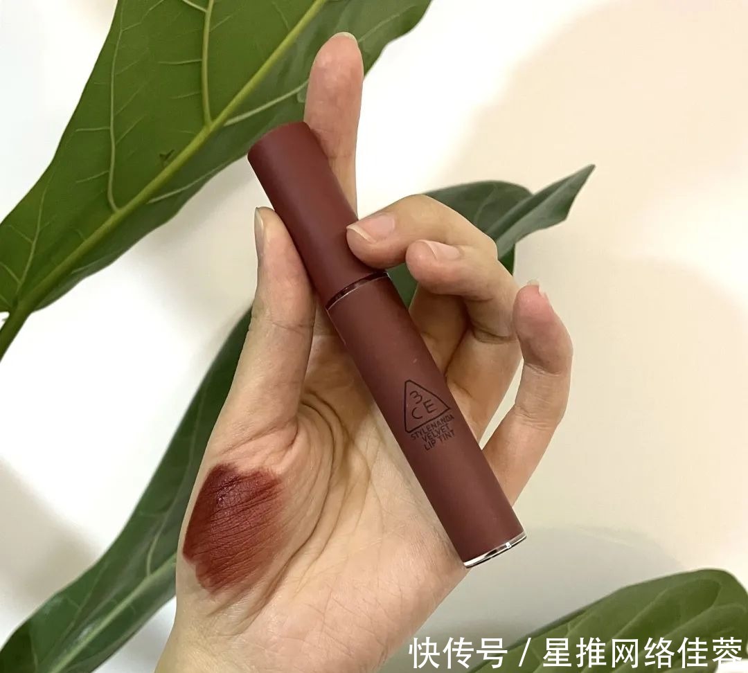 口红|那些在冬天穿全黑的女生,如何靠口红胜出?