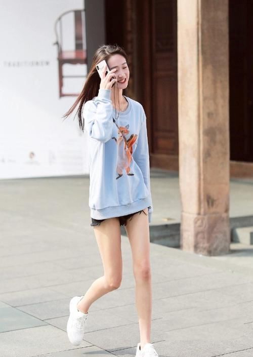 街拍长发飘飘的美女，短裤和包臀裙的时尚混搭，也能这么美