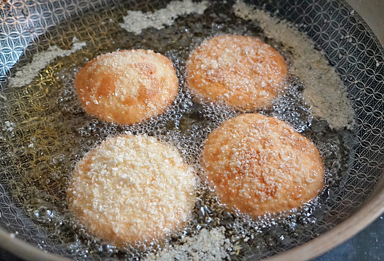 这饼不用烫面不怕粘手,比炸糖糕更简单,咬一口宣软好吃