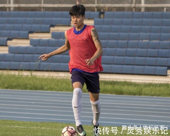 杨立瑜|告别白斩鸡!恒大当红国脚破门后,怒摔球衣大秀8块腹肌,不输C罗