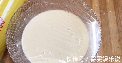 搅拌均匀|最近很火的鸡蛋汉堡，外面卖5块钱，教你在家做，成本不到2块钱