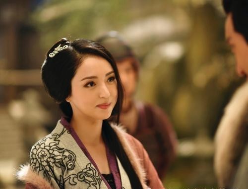 貂蝉|曹操把貂蝉赏赐给关羽，第二天貂蝉就死了，是他杀还是自杀？