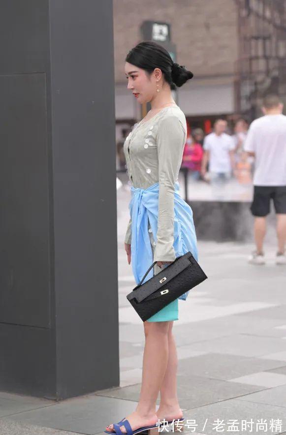 连衣裙 街拍美女:灰色V领连衣裙,清新靓丽尽显温柔气息,美的时尚大方