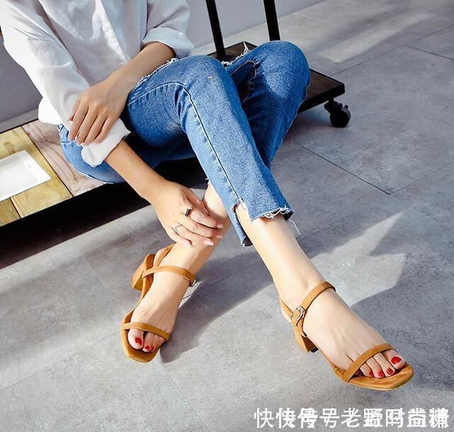 轻松|简约的一字带高跟鞋,穿脱轻松方便,散发出温柔的女人味