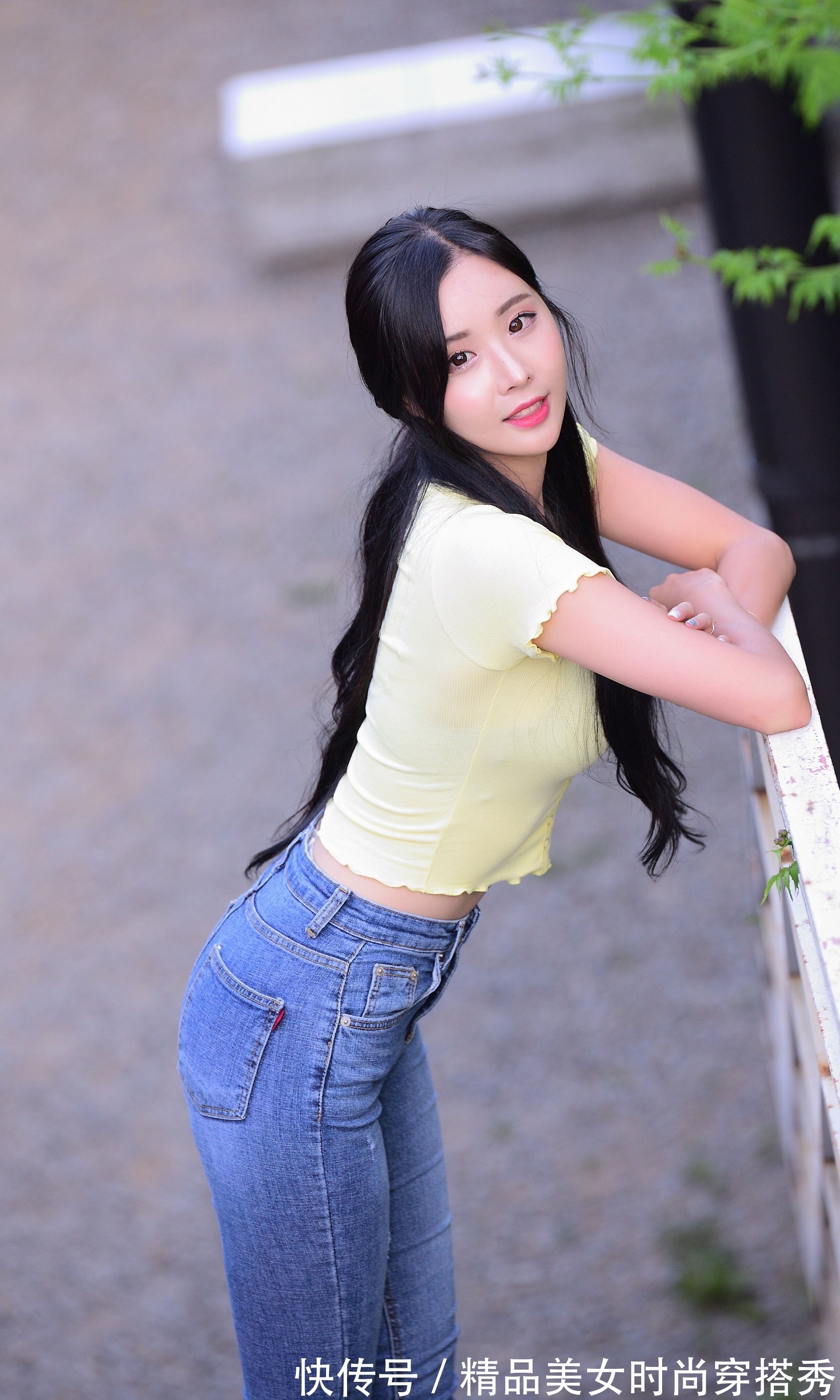 上衣 牛仔裤搭配什么样的上衣比较好看?这样的搭配就很时尚耐看