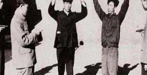 搞笑|两个农民在山沟里面自封“皇帝”,留下的闹剧至今搞笑