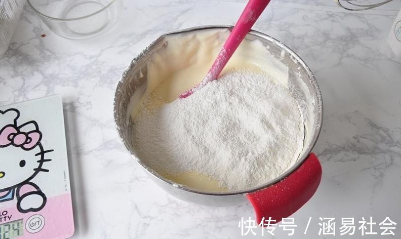 蜂蜜蛋糕|四个鸡蛋一碗面粉，做出妈妈爱吃的蜂蜜蛋糕，的确是小时候的味道