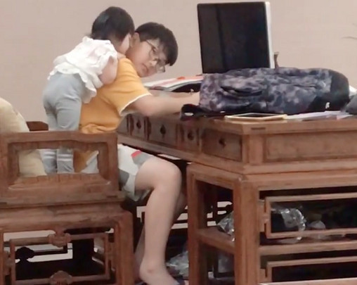 小萝莉|小萝莉陪“小暖男哥哥”写作业,哥哥回头那一刻心都被融化了