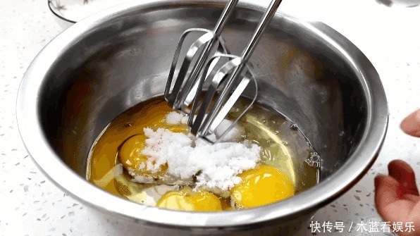 好看|广式早茶“黄金糕”,不用烤箱就能做,像鱼翅像蜂窝,好看又好吃