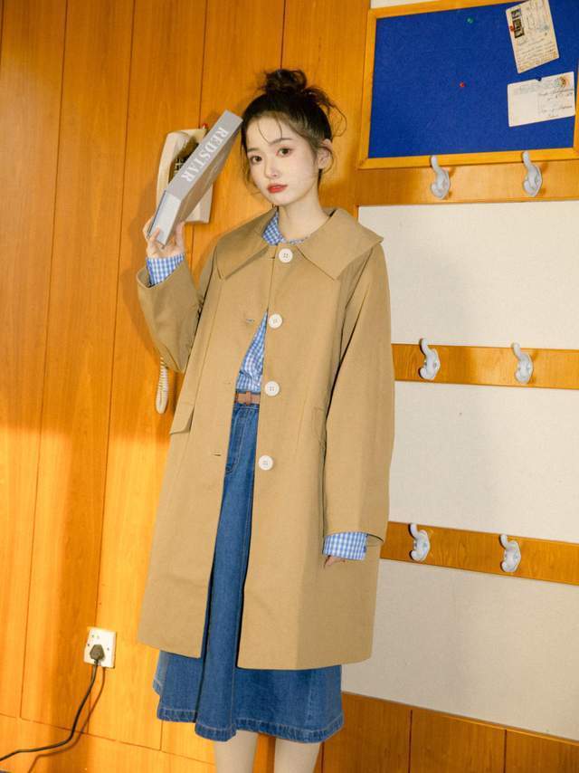 小个子 换季到底怎么穿?卡其色风衣+牛仔裙,日系又复古,美翻整个秋天