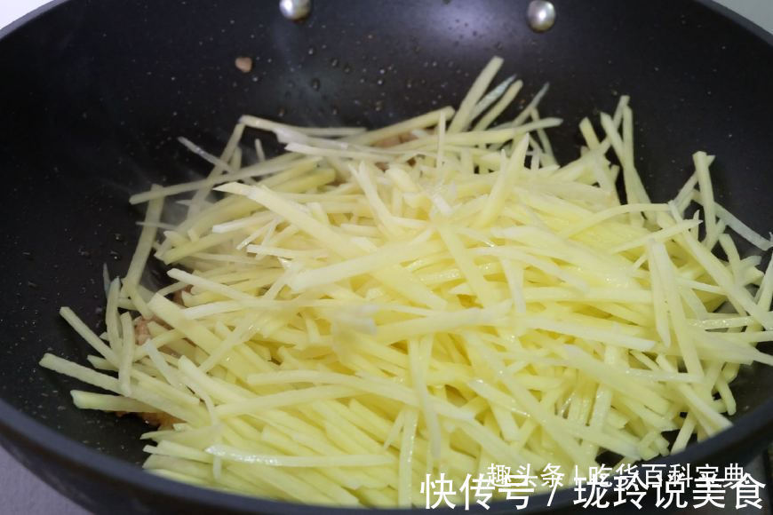 炒土豆丝，别出锅前才放盐，多加“这一步”，土豆又脆又入味