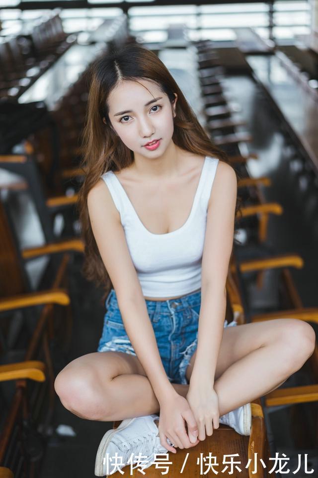 美女穿红色吊带裙搭配水晶高跟鞋,衬托身材和气质