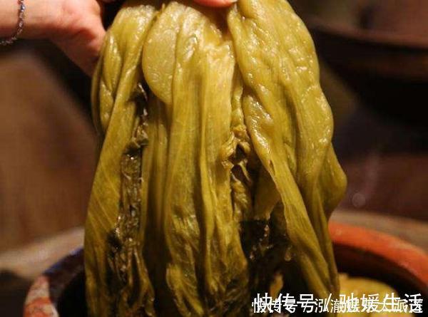 腌酸菜只加清水难怪容易坏，加点秘密武器，酸菜入味易保存