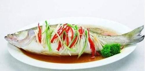  鱼汤|清蒸鱼的时候，鱼蒸好后是先倒蒸鱼豉油还是先响油？