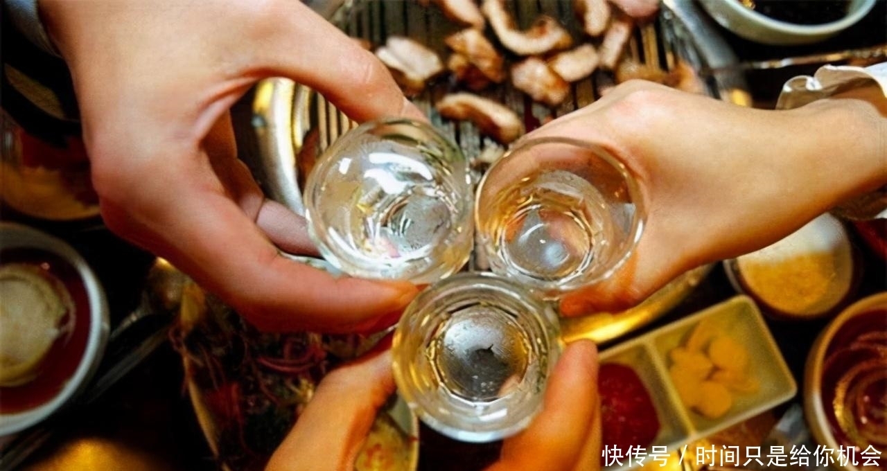 白酒|他一次喝过7斤白酒,为了戒酒用锁链锁住脖子,曾酒桌上喝走了8人