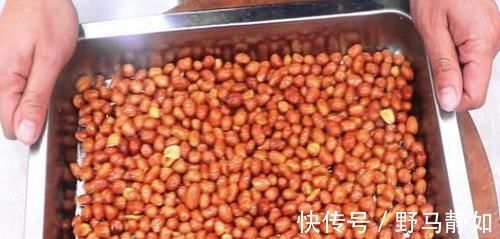 陈年|炸完花生米，直接撒盐就错了老师傅只用这一招，放多久都香脆