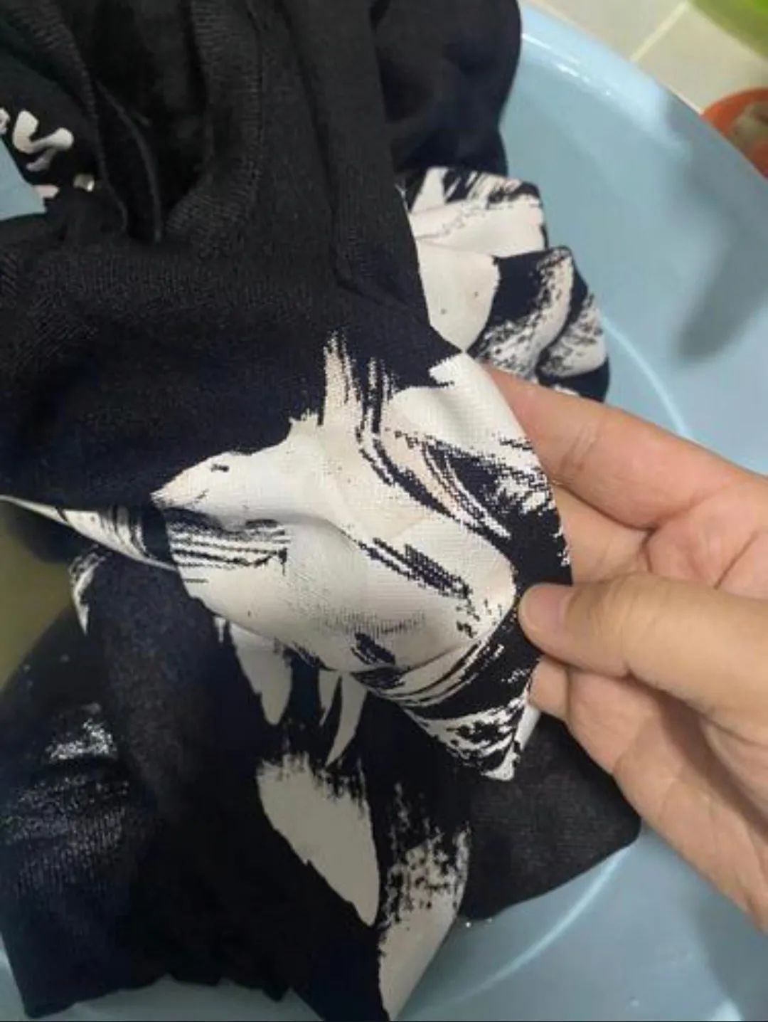 专卖店|899元买的名牌卫衣手洗掉色后胶印被染,厂家回应