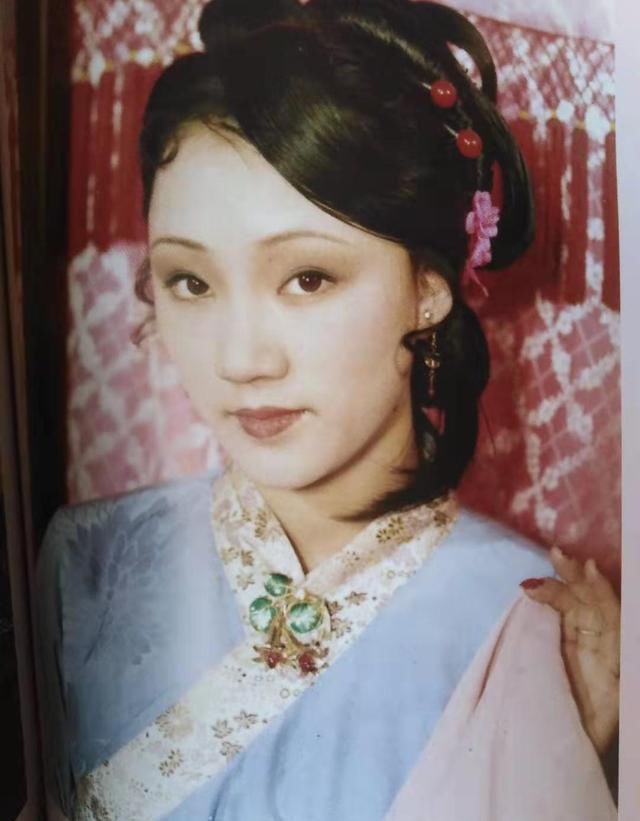 贵重的九龙佩|红楼梦贾琏为何把九龙佩送给尤二姐有一个说不出口的原因