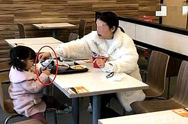 照片|宝妈带娃吃饭的照片惹争议,育儿日记:别把你的爱,变成“砒霜”