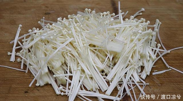 瘦肉新吃法,用擀面杖锤一下,鲜嫩爽滑不油腻,10块钱一大碗