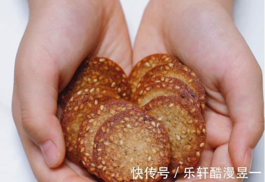 色拉油|不加黄油的饼干好吃吗自制芝麻薄脆，十分钟搞定一整盘！