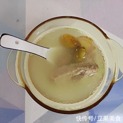 广东靓汤—秋季润肺青橄榄排骨汤