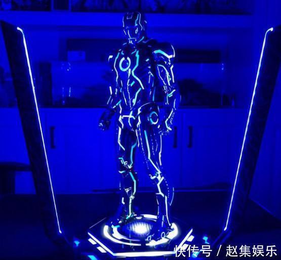 复仇者联盟4|小伙晒钢铁侠限定手办，当灯光亮起时，网友电费都出不起