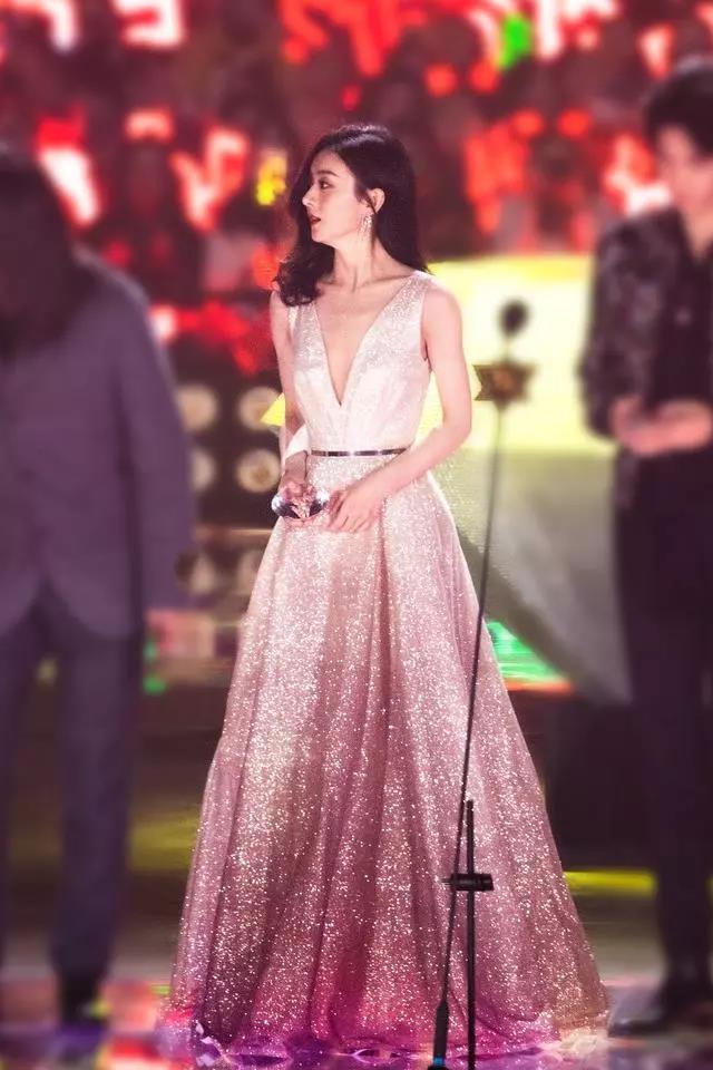 羊毛卷 真正会打扮的女人,通常会留的“5种”发型,轻松遮盖发际线问题